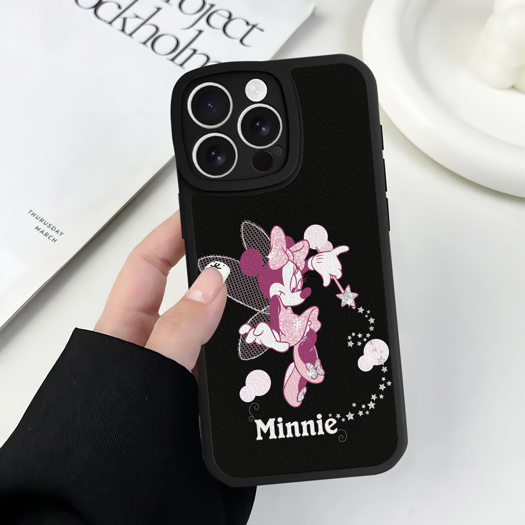 （画像用） ミッキーマウス Mickey Mouse 【iPhone 16シリーズ対応】シリコンスマホケース（レザー調） 材質：シリコン